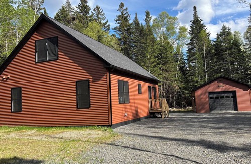 Rangeley Ski Chalet | New Built! 2025 Cozy 3-bedroom chalet with water access to Rangeley Lake