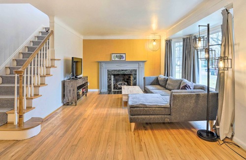 Grosse Pointe Woods House | NEW! Chic Pet-Friendly Grosse Pointe Woods Getaway