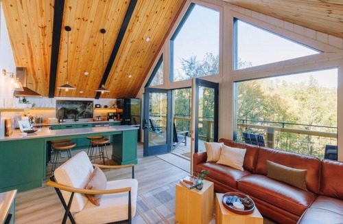 Saint Helens Cabin | NEW Cliffside Unique Stay | Hot Tub | Steam Shower