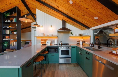 Saint Helens Cabin | NEW Cliffside Unique Stay | Hot Tub | Steam Shower