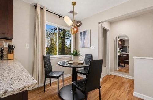 Roseville Apartment | New! Cozy 1BR Upper Unit in the Heart of Roseville