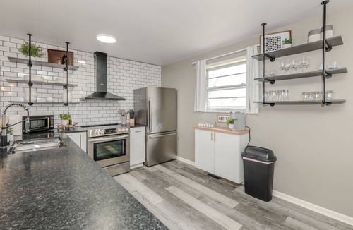 Westfield House | NEW! Cozy Ranch/Sleeps 8/5 Mins to Grand Pk/Just Mins to Downtown Westfield!