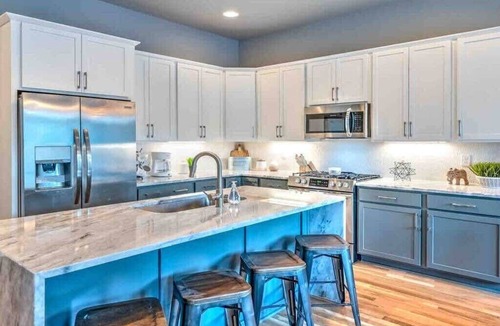 Haynes Area House | New Downtown Skyline Views 13 Beds! Rooftop Deck!