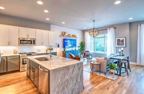 Haynes Area House | New Downtown Skyline Views 13 Beds! Rooftop Deck!