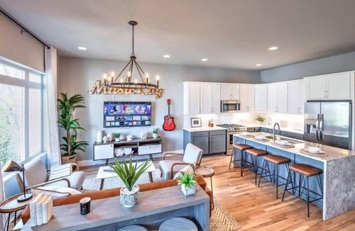 Haynes Area House | New Downtown Skyline Views Rooftop Deck 13 Beds!