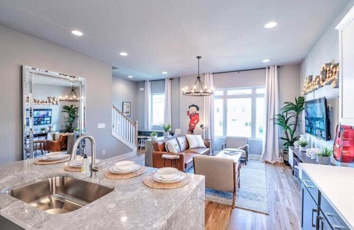Haynes Area House | New Downtown Skyline Views Rooftop Deck 13 Beds!