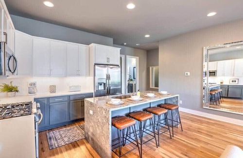 Haynes Area House | New Downtown Skyline Views Rooftop Deck 13 Beds!
