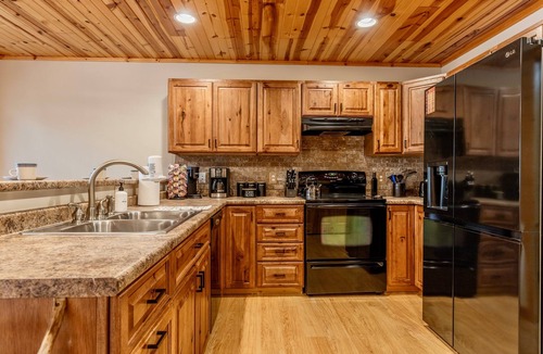 Dellwood Cabin | NEW*Golf-Hot Tub-Game Room-Pool-WI Dells