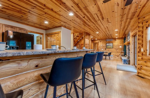 Dellwood Cabin | NEW*Golf-Hot Tub-Game Room-Pool-WI Dells