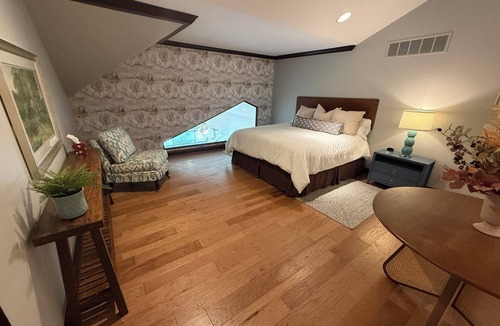 Mount Eden House | NEW / Hot Tub, Hiking, Lake Views, Sleeps 14