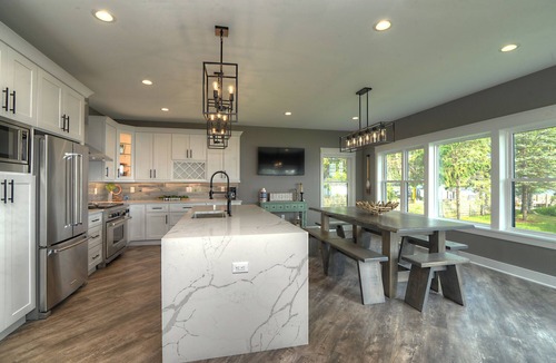 Delavan Lake House | New house, sleeps 15, 5 car parking. Separate building with bar. Pets welcome!