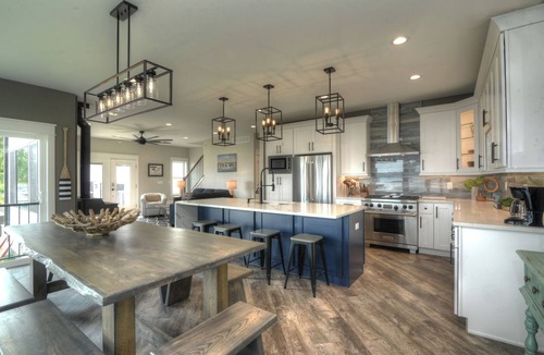 Delavan Lake House | New house, sleeps 15, 5 car parking. Separate building with bar. Pets welcome!