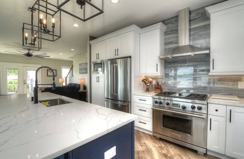 Delavan Lake House | New house, sleeps 15, 5 car parking. Separate building with bar. Pets welcome!