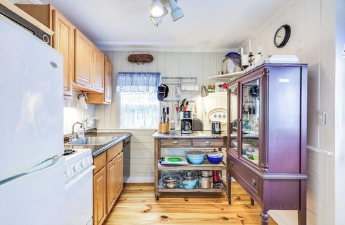 Wellfleet Cottage | NEW in 2026: Bright, Cozy Cottage in Wellfleet; Steps to Beach & Restaurants!