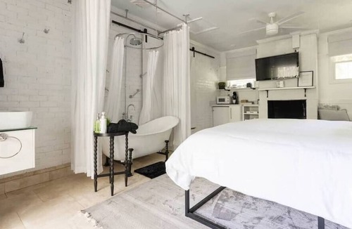 Haynes Area Apartment | NEW King Bed | Clawfoot Bathtub | Fires | Hot Tub