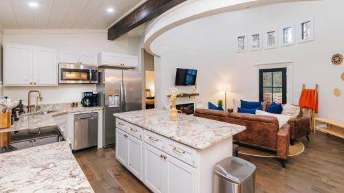 Saint Helens House | NEW KY Derby Silo w Yard Games and Hot Tub and 3 Kings