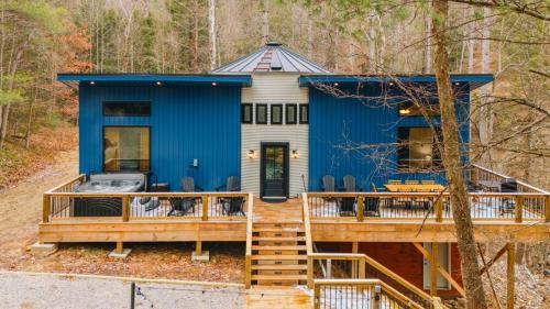 Saint Helens House | NEW KY Derby Silo w Yard Games and Hot Tub and 3 Kings