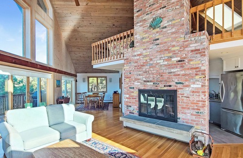Wellfleet House | NEW LISTING! 4BD Contemporary-Duck Creek Views, 5-Min Walk to Uncle Tim's Bridge, Outdoor Shower