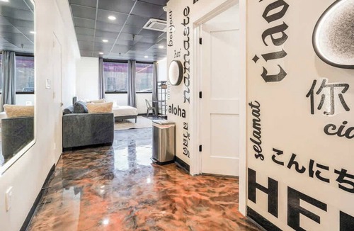North Oakland Apartment | *New* Loft 3 min to CMU, Pitt Sleeps 4