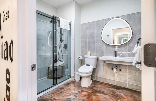 North Oakland Apartment | New Loft 3 min to Local hospitals Sleeps 4