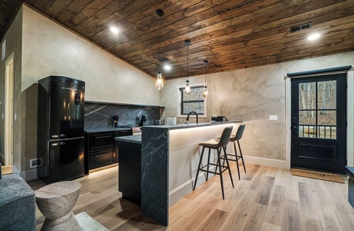 McArthur House | New! Luxe Creekside Cabin | Hot Tub | Dog Friendly