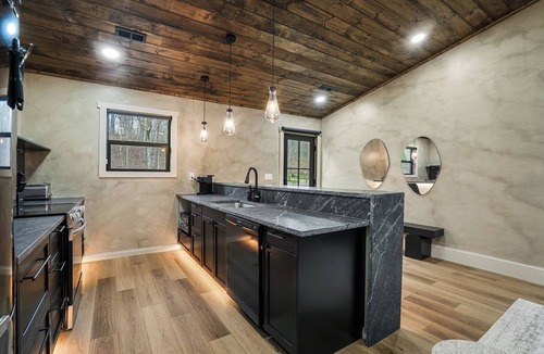McArthur House | New! Luxe Creekside Cabin | Hot Tub | Dog Friendly