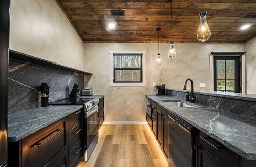 McArthur House | New! Luxe Creekside Cabin | Hot Tub | Dog Friendly