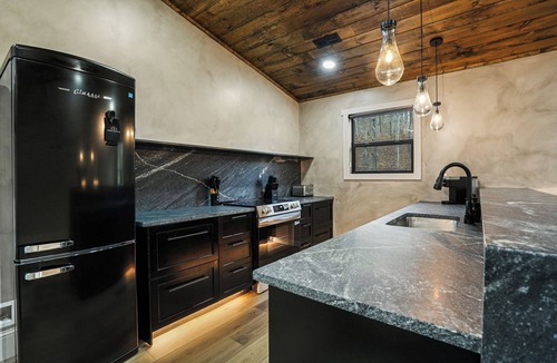McArthur House | New! Luxe Creekside Cabin | Hot Tub | Dog Friendly