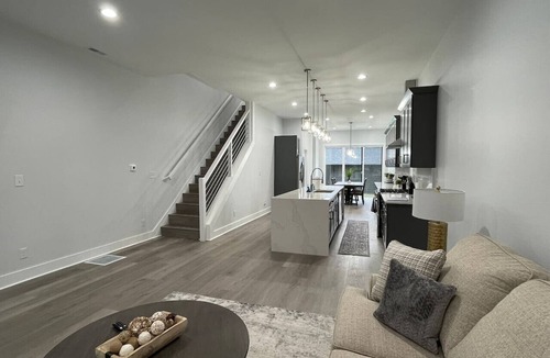 Fall Creek Place House | New Luxury 4BR/5BA Downtown Indianapolis