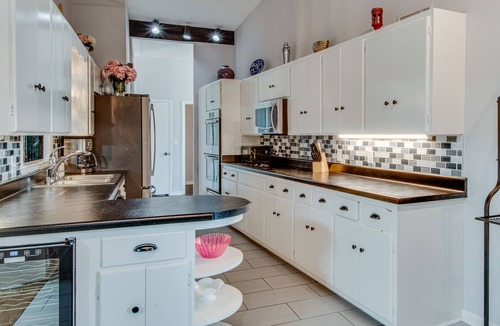 Madison House | New! Mid Century Modern 10 min from downtown, large, private yard
