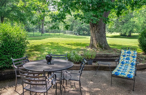 Madison House | New! Mid Century Modern 10 min from downtown, large, private yard