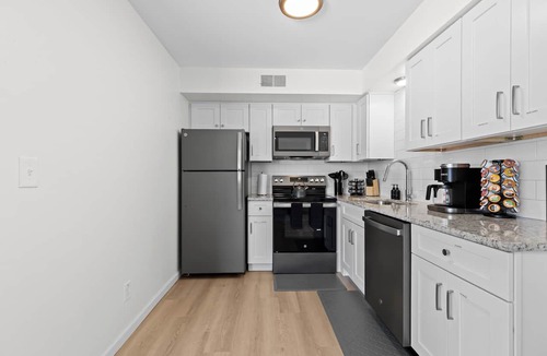 Royal Oak Apartment | New! Modern 1BR Corner Flat | Central in Royal Oak