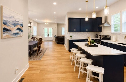 Near Eastside House | New Modern 4BR Retreat Sleeps 8 Near Downtown