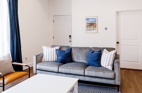 Walnut Hills Condo | New Modern Condo <5min to Downtown, 40 min to Ark