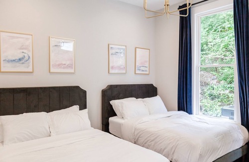 Walnut Hills Condo | New Modern Condo <5min to Downtown, 40 min to Ark