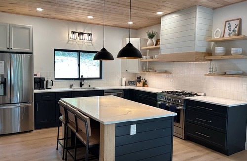 Primrose Cabin | New! Modern Luxury Cabin: Pool Table, Arcade, Hot Tub, Fire Pit, Sleeps 10!