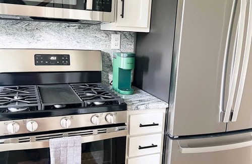 Shelbyville House | New Modern Townhome, sleeps 6! Mod Farm 1217