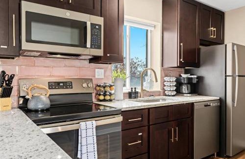 Roseville Apartment | New! Modern Upper Flat near Downtown Roseville
