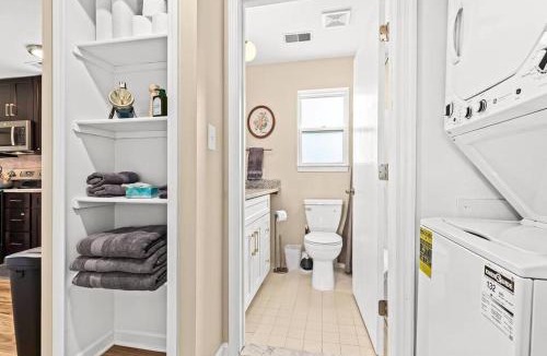 Roseville Apartment | New! Modern Upper Flat near Downtown Roseville