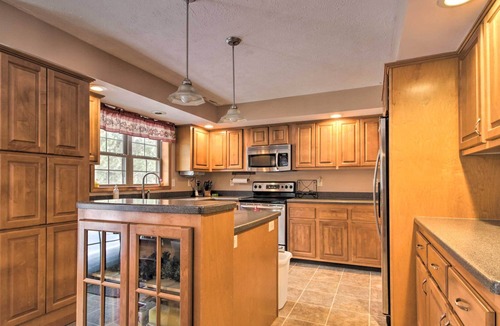 Hackensack House | NEW! Quaint Farmhouse w/ Deck, Fire Pit & Grill!