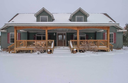 Hackensack House | NEW! Quaint Farmhouse w/ Deck, Fire Pit & Grill!