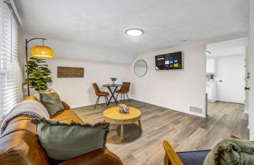 Berea House | New Renovated 1BR with King Modern Comfort