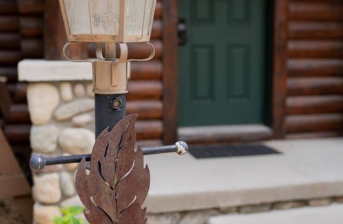 Boyne City Cabin | New Rental -VENETIAN FESTIVAL SPECIAL - Boyne Mountain Cabin 4-bed, sleeps 9-11