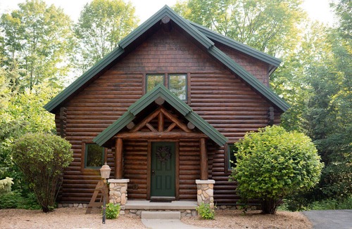 Boyne City Cabin | New Rental -VENETIAN FESTIVAL SPECIAL - Boyne Mountain Cabin 4-bed, sleeps 9-11