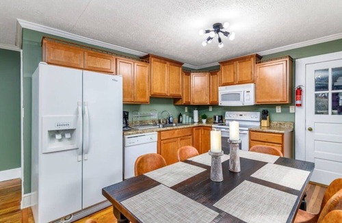 Summerlee Cabin | New River Gorge Cottage w/Hot Tub, Fire Pit, & Grill