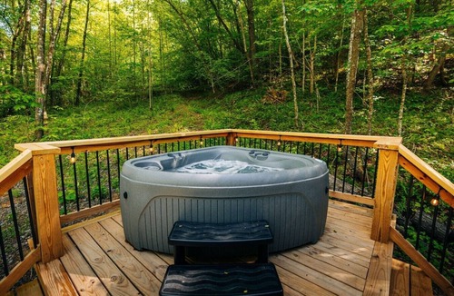 Saint Helens Cabin | NEW Romantic Silo Cabin | Outdoor Shower | Hot Tub