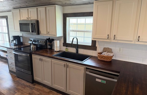 Primrose Cabin | NEW! Spacious Farmhouse Cabin, 30 acres w/Firepit, Pond, Waterfall, Trails