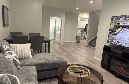 Gateway House | New, Spacious, only 9 miles from DIA, 25 minutes to Downtown, close to restaurar