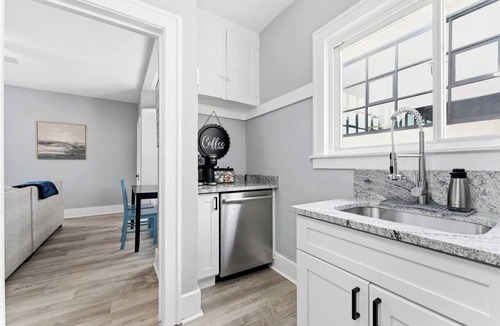 Wyandotte House | NEW Spacious Open Concept Wi-fi 65` TV, Downtown