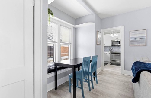 Wyandotte House | NEW Spacious Open Concept Wi-fi 65` TV, Downtown